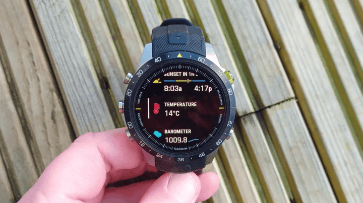 ฟีเจอร์ทั่วไปของ MARQ ที่รวมถึงบารอมิเตอร์, เทอร์โมมิเตอร์ และตัวจับเวลาพระอาทิตย์ตก สำหรับการติดตามสภาพอากาศและการวางแผนกิจกรรมกลางแจ้ง