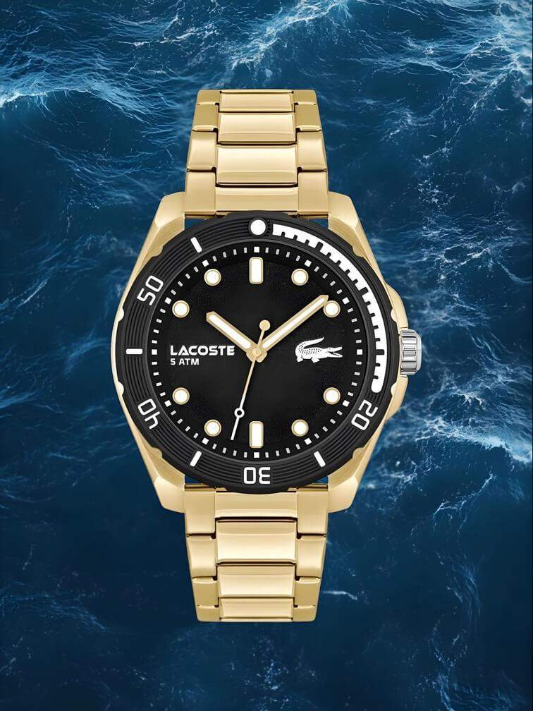 นาฬิกาสีทองทั้งหมดพร้อมหน้าปัดสีดำที่สะดุดตา มอบดีไซน์ที่โดดเด่นและหรูหราที่ดูสง่างาม