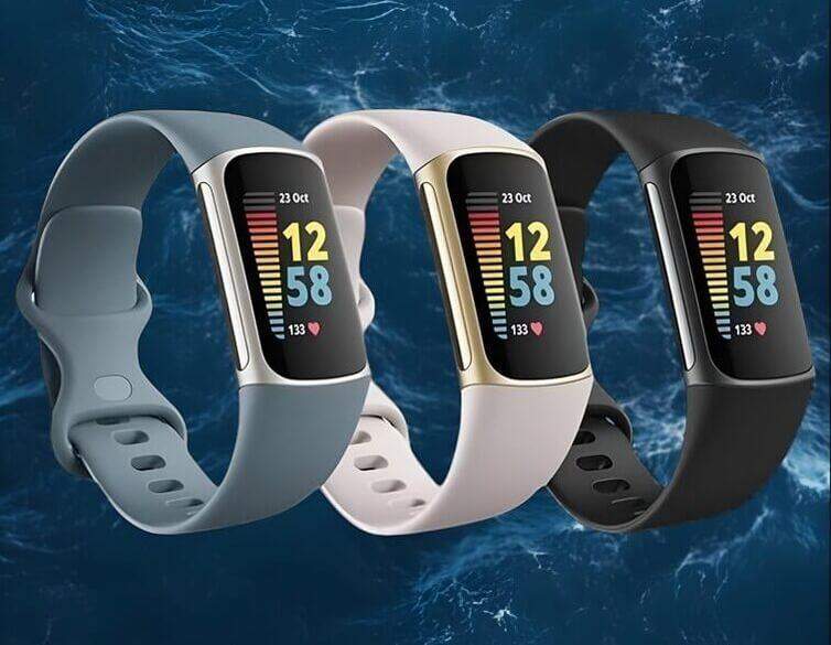 นาฬิกาอัจฉริยะสามเรือนในดีไซน์ล้ำสมัย สีขาว สีดำ และสีเทา ที่มีเทคโนโลยีที่ล้ำสมัยและสไตล์ที่ทันสมัย