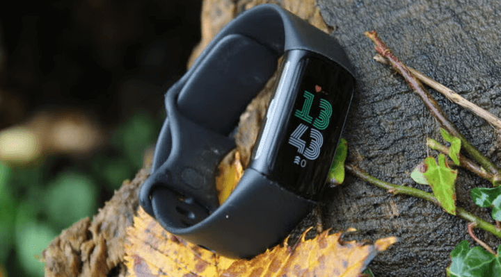 ดีไซน์ของ Charge 6 ที่เน้นความกะทัดรัด น้ำหนักเบา พร้อมหน้าจอสว่างและตอบสนองเร็ว เหมาะกับผู้ที่ชอบออกกำลังกายและติดตามสุขภาพ