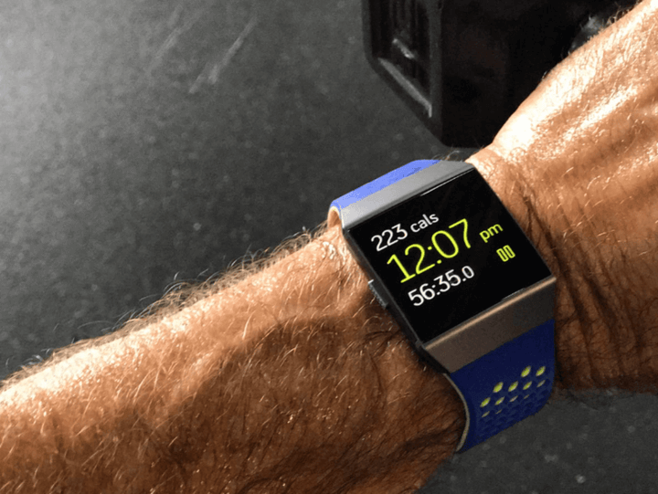 ข้อมือที่สวมนาฬิกาอัจฉริยะรุ่นล้ำสมัยสำหรับฟิตเนส