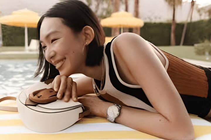 ผู้หญิงไทยสวมใส่นาฬิกา Fossil ในวันหยุด สไตล์สุดชิคและทันสมัย