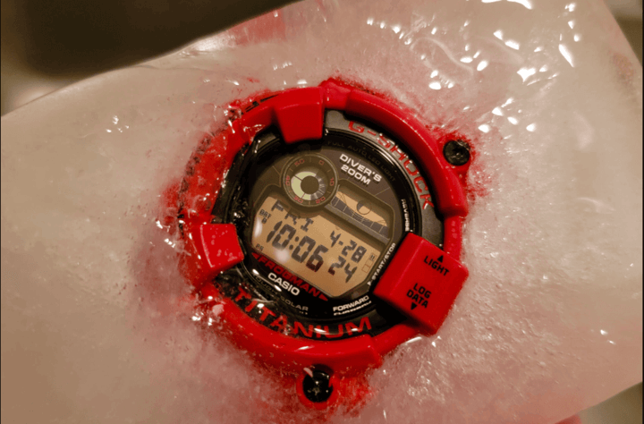 นาฬิกาดำน้ำ Frogman ทำงานได้แม้ในสภาพน้ำแข็ง แสดงถึงความทนทานและความสามารถในการใช้งานในสภาพแวดล้อมที่หนาวเย็น"