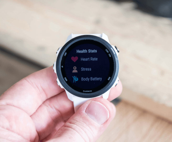 ฟังก์ชันการทำงานที่ครบครันรวมถึงการติดตามการวิ่ง การวัดอัตราการเต้นของหัวใจ และฟีเจอร์สุขภาพที่ช่วยในการฝึกซ้อม