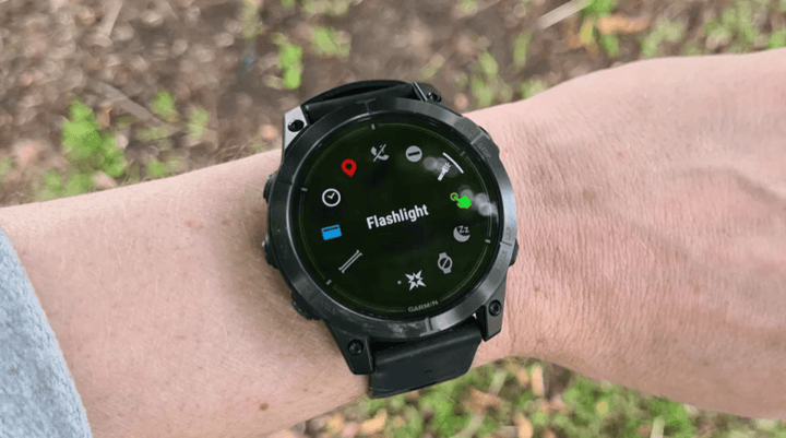 หน้าจอ AMOLED ที่ให้ความคมชัด สีสันสดใส มองเห็นได้ชัดแม้ในที่แสงจ้า