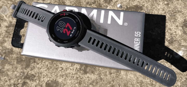 ดีไซน์สมาร์ตวอทช์สำหรับการวิ่งที่เบาและสะดวกสบาย มีหน้าจอที่อ่านง่ายและเหมาะสมกับการสวมใส่ทุกวัน