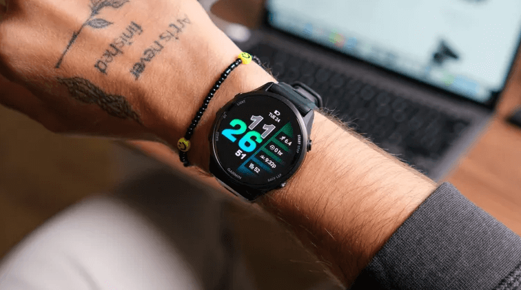 Forerunner 970 พร้อมหน้าจอ AMOLED ขนาด 1.4 นิ้ว สว่างและชัดเจน แสดงเมตริกการวิ่งและแผนที่ GPS อย่างละเอียด"