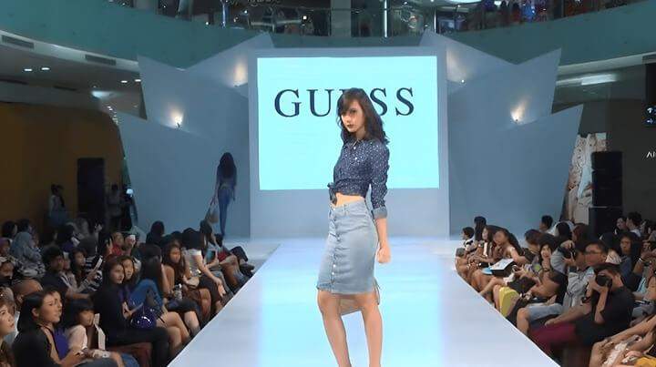 หญิงสาวในแฟชั่นโชว์ Guess สวมชุดทันสมัยและหรูหราที่สะท้อนถึงสไตล์แฟชั่นฮอตที่สุด