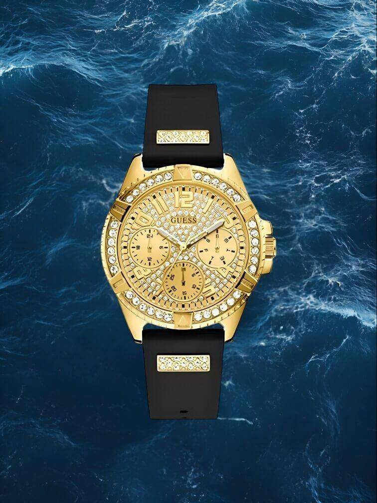 นาฬิกาสีทองล้วนสุดหรู พร้อมสายสีดำและหน้าปัดโครโนกราฟสามวง ดีไซน์โมเดิร์นและมีเอกลักษณ์