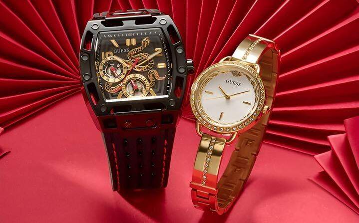 รุ่นใหม่ล่าสุด Guess สำหรับผู้หญิง โดดเด่นด้วยดีไซน์หรูหรา ทันสมัย หน้าปัดประดับคริสตัล สายสแตนเลสเงางาม เหมาะสำหรับทุกโอกาส เสริมลุคให้ดูมีระดับ