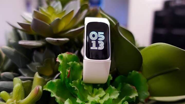 นาฬิกา Fitbit ติดตามสุขภาพเคียงข้างผักและผลไม้สด