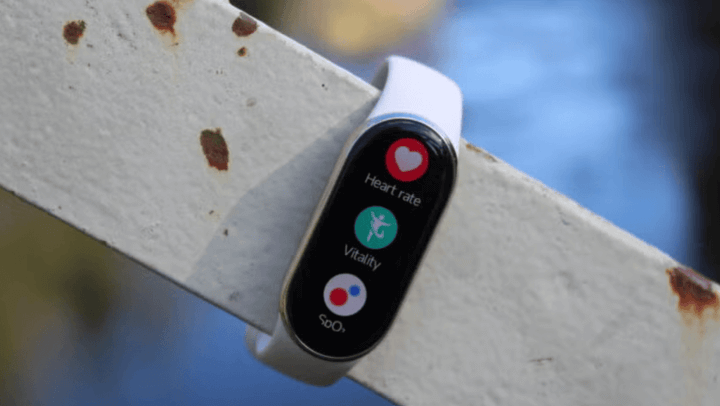 มาพร้อมฟังก์ชันการติดตามสุขภาพที่ครบครัน เช่น การวัดอัตราการเต้นของหัวใจ การติดตามการนอนหลับ และการตรวจวัดระดับออกซิเจนในเลือด