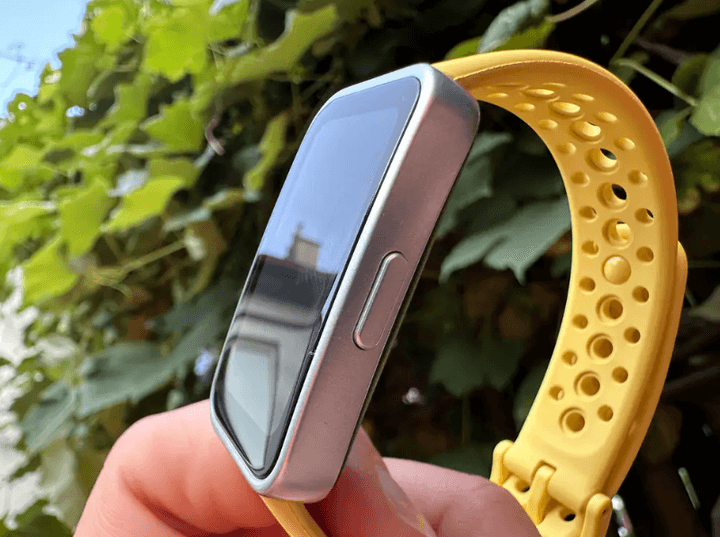 Band 9 ดีไซน์บางเบาและใช้วัสดุคุณภาพสูง เหมาะสำหรับการสวมใส่ออกกำลังกายและใช้งานประจำวัน