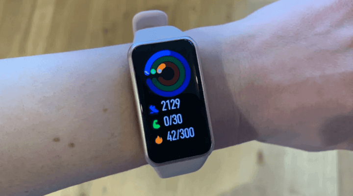 หน้าจอ AMOLED พร้อมการแสดงผลที่คมชัดและสดใส