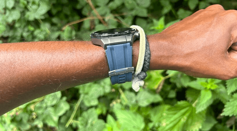 การออกแบบ Huawei Watch Ultimate ด้วยตัวเรือนโลหะเหลวขอบเซรามิก และกระจกกระจกแซฟไฟร์โชว์ความหรูหราและความแข็งแรงทนทาน