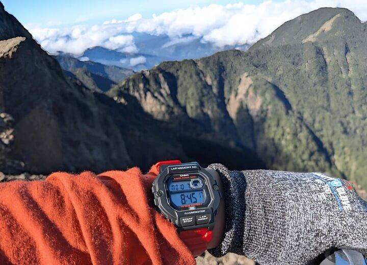 นักปีนเขาสวมใส่นาฬิกา Illuminator สำหรับการผจญภัยบนภูเขา