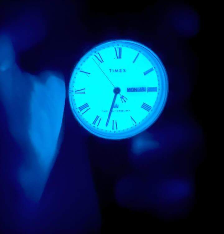 ระบบไฟพื้นหลัง INDIGLO ใน Waterbury เพื่อการอ่านเวลาในที่มืด