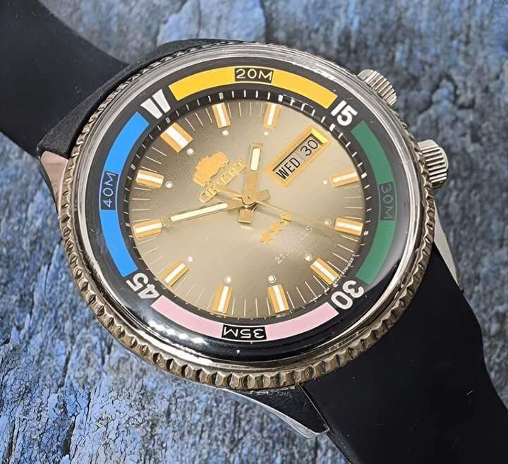 นาฬิกาวินเทจสีดำสำหรับการดำน้ำ