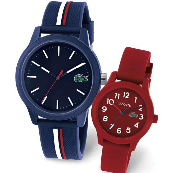 นาฬิกาสไตล์ทันสมัยสองเรือน: เรือนหนึ่งมีหน้าปัดสีน้ำเงินเข้มและอีกเรือนหนึ่งมีหน้าปัดสีแดงเข้ม มอบสีสันที่โดดเด่นและตัดกันสำหรับลุคที่มีแฟชั่นและทันสมัย