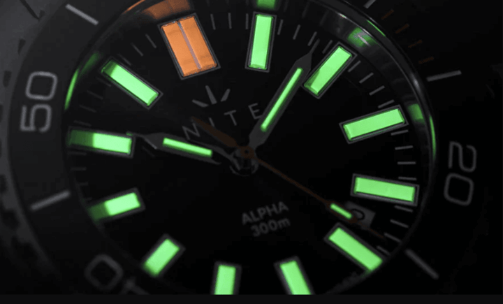 นาฬิกาที่มีฟังก์ชันเรืองแสง - อ่านเวลาได้ชัดเจนในที่มืด