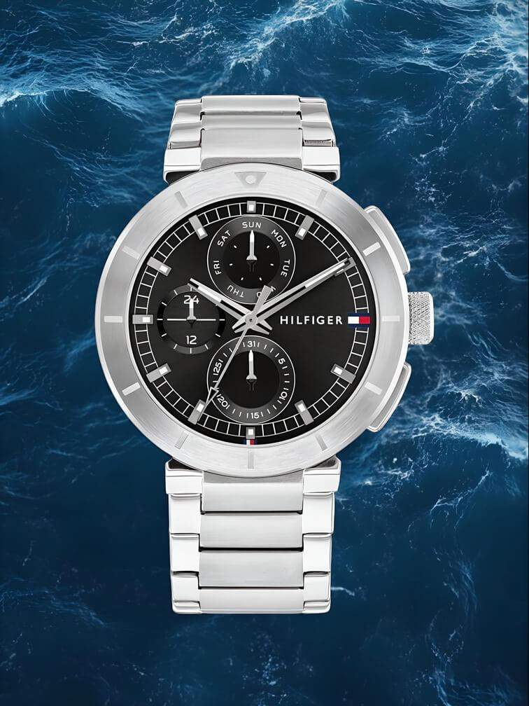 นาฬิกาสีเงินทั้งหมดพร้อม 3 โครโนกราฟบนหน้าปัดสีดำ