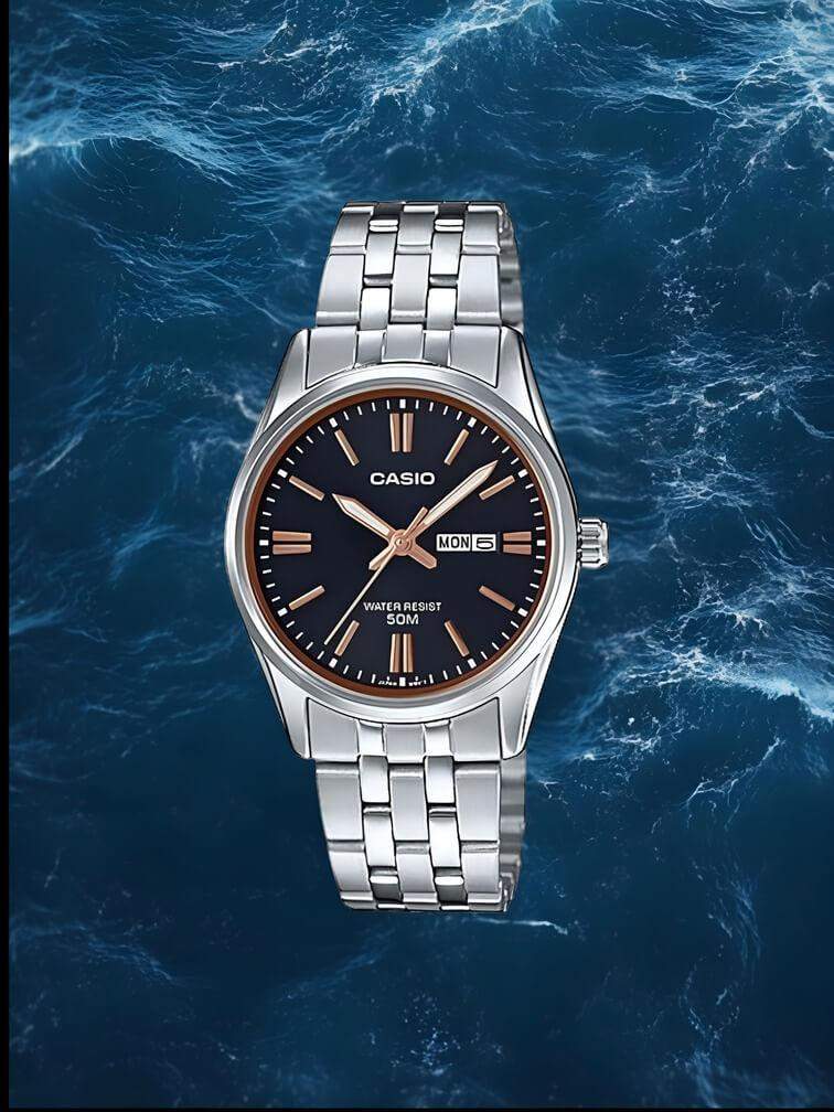 โมเดลสีเงินพร้อมหน้าปัดสีดำและเข็มสีทอง – การออกแบบที่โดดเด่นผสมผสานความสง่างาม ความตัดกัน และความหรูหราเพื่อความสวยงามที่มีระดับ