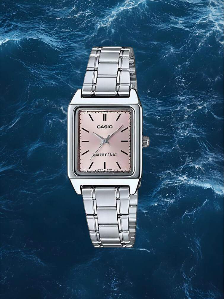 โมเดลสง่างามที่มีกระเป๋าเงินสีเงินและหน้าปัดสีชมพู – การออกแบบที่มีความหรูหราและผสมผสานความเรียบง่ายด้วยสีสันที่ละเอียด