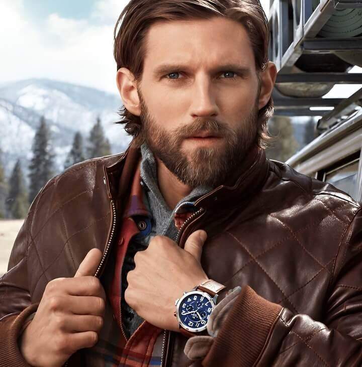 ชายที่สวมใส่นาฬิกาหรูจาก Tommy Hilfiger