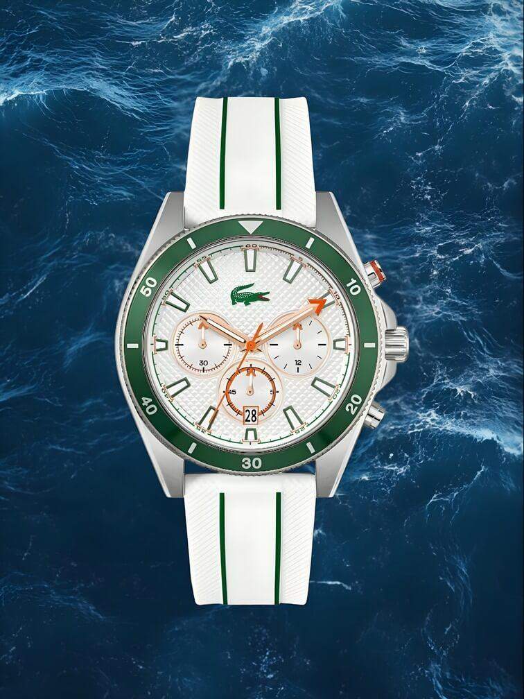 นาฬิกาสีขาวทั้งหมดพร้อมขอบสีเขียวมะกอก มอบดีไซน์ที่สะอาดตาและสดใหม่พร้อมเพิ่มสีสันจากธรรมชาติสำหรับลุคที่โดดเด่นและมีสไตล์