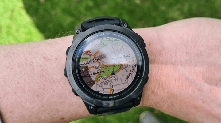 ระบบแผนที่ในตัวที่ช่วยในการนำทางและแสดงเส้นทางอย่างแม่นยำ