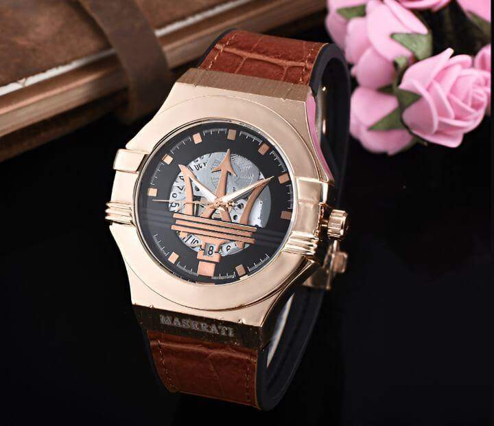นาฬิกา Maserati หรูหรา วางอยู่ข้างๆ หนังสือและดอกกุหลาบ บ่งบอกถึงความมีระดับและสไตล์ที่เหนือชั้น