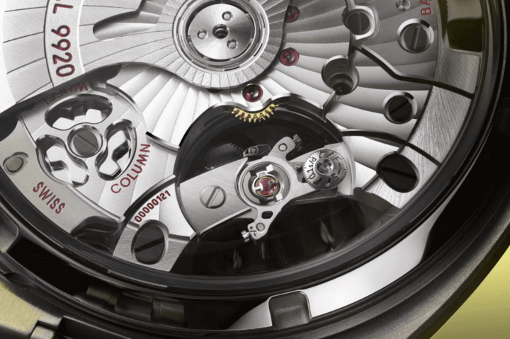 ภาพใกล้ของระบบ Master Chronometer ของ Omega แสดงการเคลื่อนไหวที่มีความแม่นยำสูงและเทคโนโลยีขั้นสูงสำหรับความเที่ยงตรงในการบอกเวลา