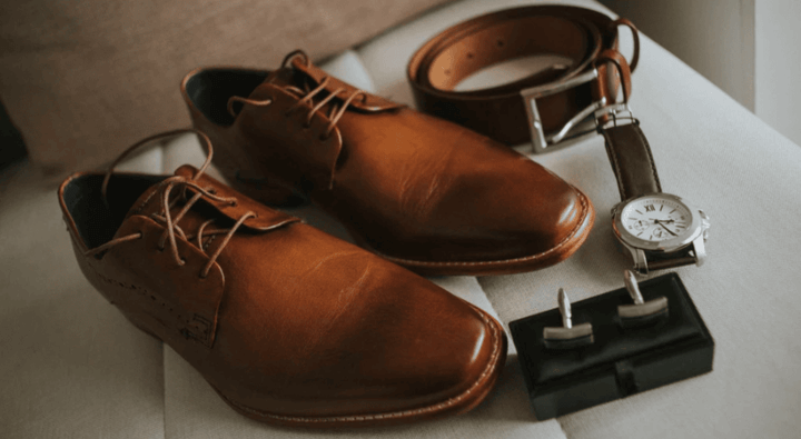 รองเท้าหนังสีน้ำตาล เข็มขัดหนังสีน้ำตาล และนาฬิกาบนสายหนังสีน้ำตาล สร้างลุคที่เข้ากันได้อย่างลงตัว