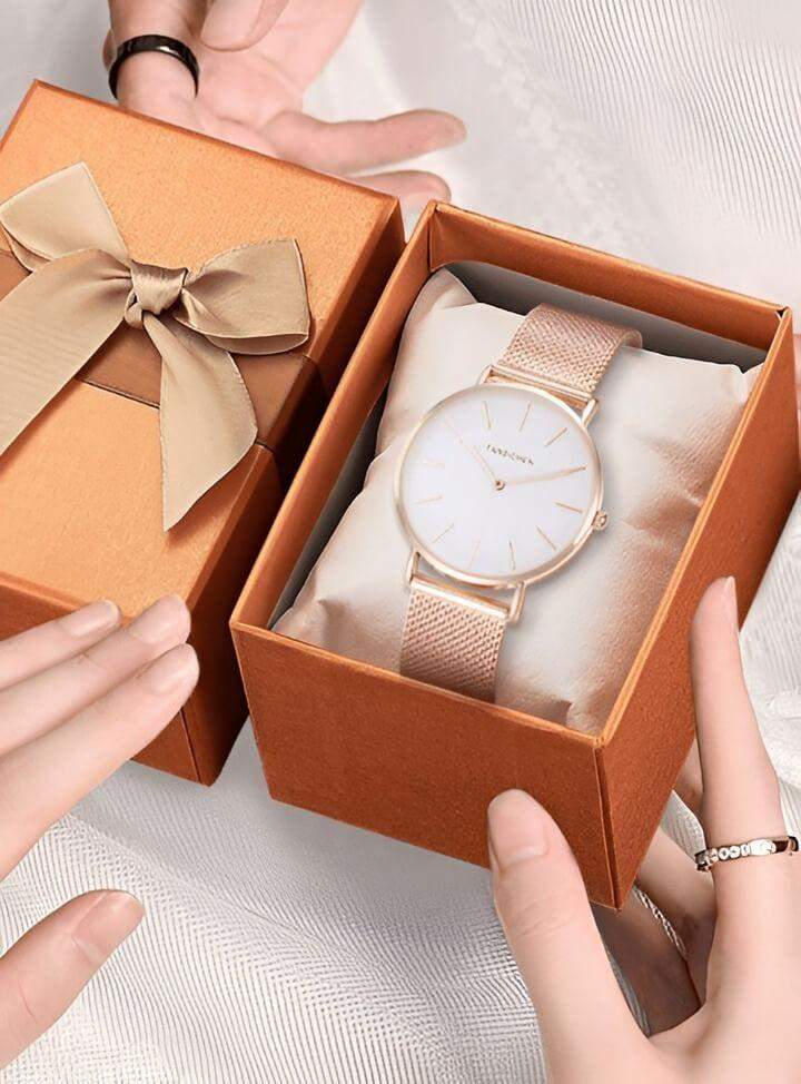 ผู้ชายมอบนาฬิกาสวยให้ผู้หญิงเพื่อแสดงความห่วงใย