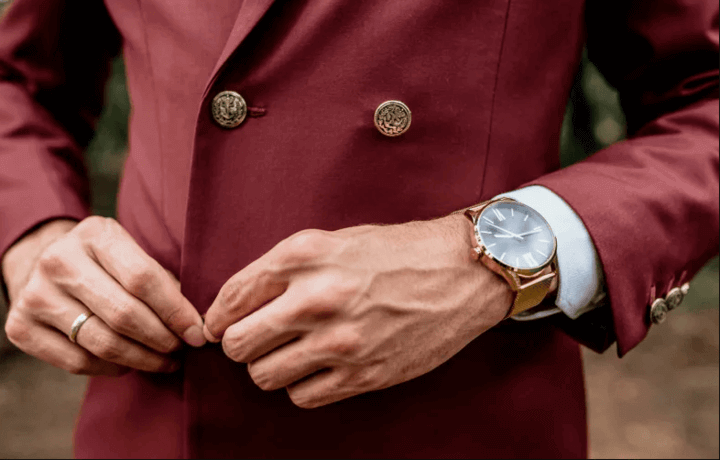 ผู้ชายใส่นาฬิกาพรีเมียมที่เข้ากับลุคเท่ๆ และสะท้อนความมีสไตล์
