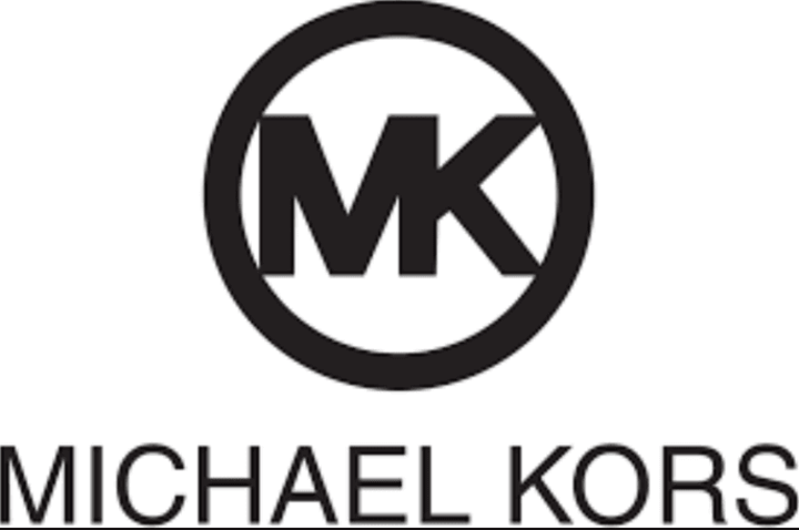  โลโก้ Michael Kors บนพื้นหลังสีขาว