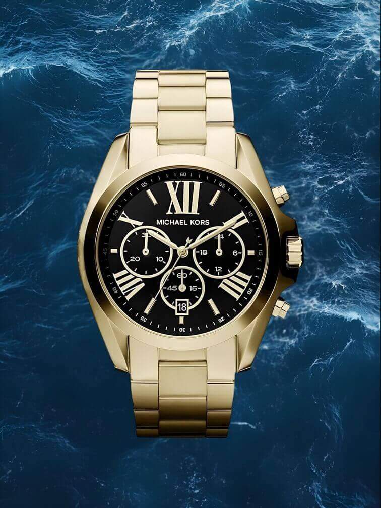 นาฬิกาสีทองทั้งหมดพร้อมหน้าปัดสีดำและโครโนกราฟ 3 ตัว