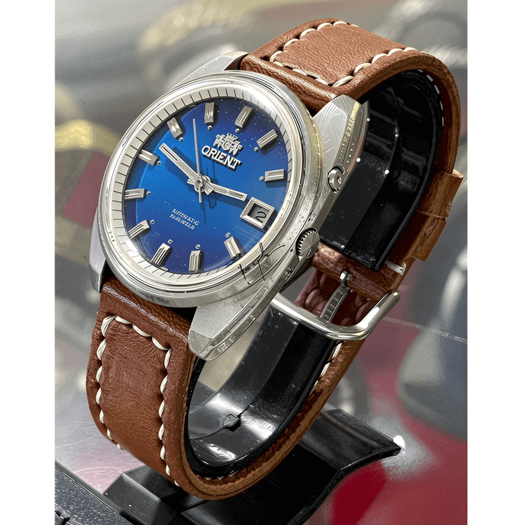 นาฬิกาออโตเมติกหน้าปัดน้ำเงินเข้ม สายหนังสีน้ำตาลสวยหรู เหมาะกับทุกโอกาส