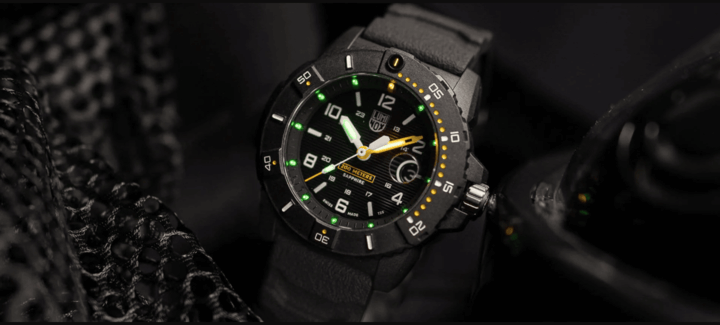 Luminox วางอยู่ระหว่างตาข่ายพรางสีดำและหมวกกันน็อกทหารสีดำ - ดีไซน์ทหารที่ทนทานและเหมาะสำหรับการใช้งานในสภาพแวดล้อมสุดขั้ว