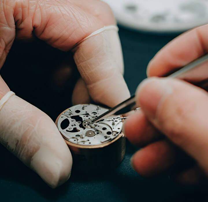 กำลังซ่อมนาฬิกาเก่าแบรนด์ Orient ดีไซน์คลาสสิกและกลไกที่ซับซ้อน