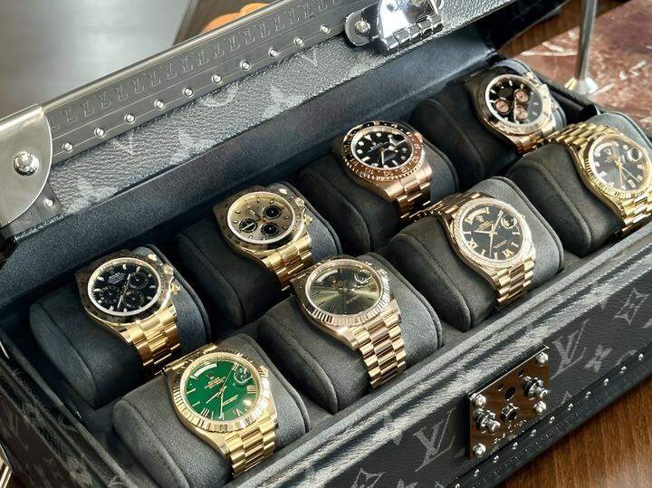 คอลเลคชันนาฬิกา Omega ที่จัดแสดงในกล่องหรูหรา แสดงถึงการเลือกนาฬิกาหรูที่มีงานฝีมือที่แม่นยำและการออกแบบที่เป็นเอกลักษณ์