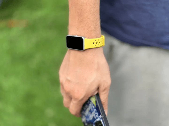 Band 9 สวมใส่บนข้อมือ ดีไซน์บางเบาและทันสมัย เหมาะกับทุกกิจกรรมประจำวัน