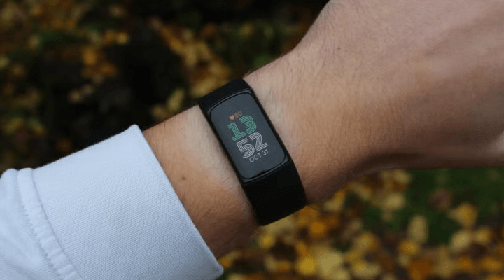 หน้าจอ Charge 6 แสดงผลบนข้อมืออย่างชัดเจน แม้ในสภาพแสงจ้า พร้อมฟังก์ชันสัมผัสที่ใช้งานง่าย