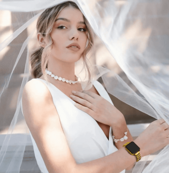 ผู้หญิงสวมใส่นาฬิกาในวันแต่งงาน