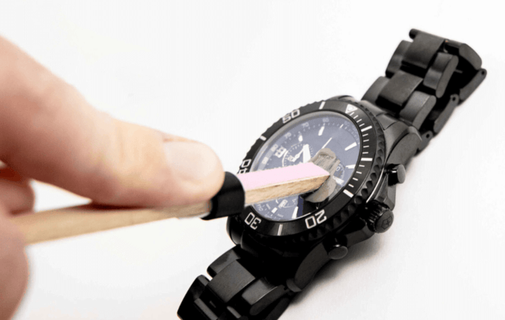 ทำความสะอาดและฟื้นฟูความเงางามของกระจกนาฬิกาที่มีรอยขีดข่วนด้วยน้ำยาขัดเงา