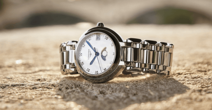 นาฬิกาPrimaLunaวางอยู่บนก้อนหินใต้แสงแดด