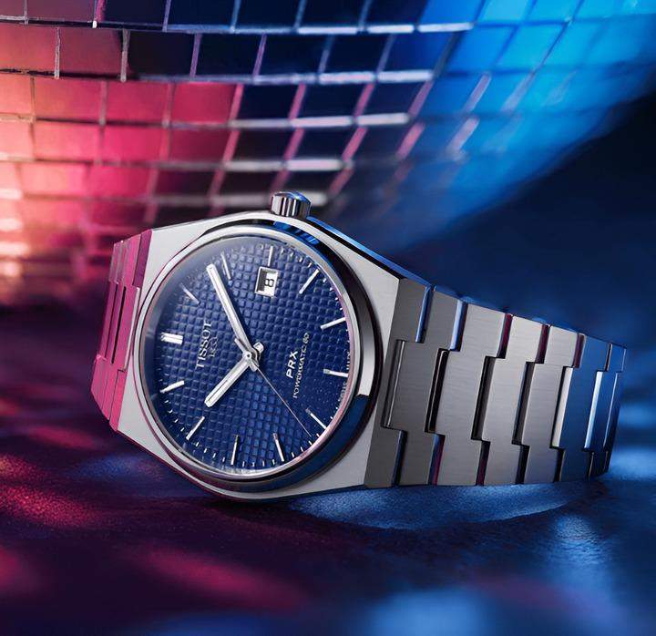 ภาพใกล้ของการออกแบบนาฬิกา PRX ที่มีเส้นสายที่เพรียวบาง สุนทรียะที่ทันสมัย และความใส่ใจในทุกรายละเอียด ผสมผสานฟังก์ชันและความหรูหรา