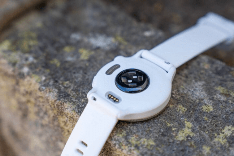 ด้านหลังตัวเรือนสมาร์ทวอทช์ Vivoactive 6 แสดงเซ็นเซอร์วัดชีพจรเพื่อติดตามอัตราการเต้นของหัวใจ