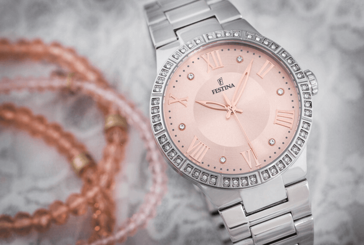 นาฬิกาผู้หญิงสีเงินที่มีหน้าปัดสีชมพู มาพร้อมความทนทานและคุณภาพการผลิตที่ดี