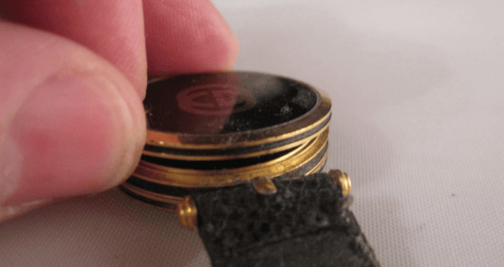 นาฬิกา Gucci แท้ที่แสดงถึงงานฝีมือที่แท้จริง พร้อมโลโก้ที่โดดเด่นและหมายเลขซีเรียลที่ไม่ซ้ำ สัญลักษณ์ของความหรูหราและความสง่างาม